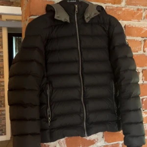 Svart Colmar jacka - Tjena, säljer nu denna jätte schyssta Colmar dunjackan, perfekt för kallare vårdagar! Finns viss tecken på användning(väldigt små hål) i helhet en riktig fräsch jacka😁BVSA! Hör av er vid frågor och funderingar, mvh Hugo