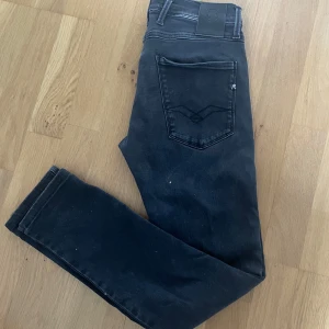 Replay Anbass Jeans  - Svarta Replay Anbass Jeans. Storlek: Waist 28, Length 30. Skick: 9/10. Problem: En bakficka pyttelite vikt som man ser på första och andra bilden, går enkelt att stryka! Kontakta vid frågor m.m