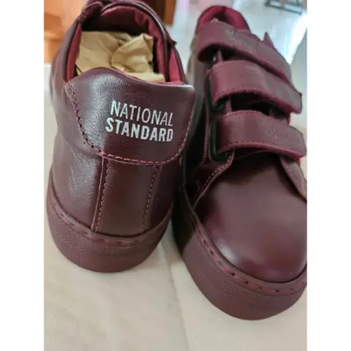 Vinröda sneakers från National Standard - 2