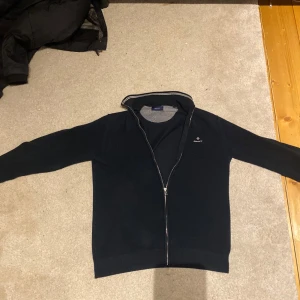 Gant tröja-cardigan  - Säljer en mörkblå tröja-cardigan från gant skick 9-10 tröjan är riktigt skön nypris 1700+