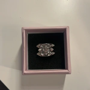 Silverfärgad Edblad ring med nitar!! - Cool ring i silverfärg med dekorativa nitar runt om. Ringen har en unik och edgy design som sticker ut och passar perfekt för dig som gillar statement-smycken.