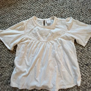 Vit blus med broderade detaljer från Zara - Säljer en vit blus från Zara i storlek 152, är nästan aldrig använd därför jag säljer denna💕