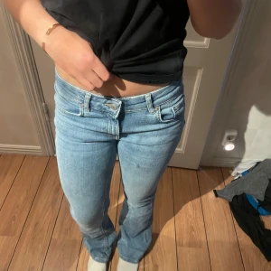 Ljusblå bootcut jeans - Säljer ett par ljusblå jeans med bootcut-modell och låg midja. Från lager 157, low boot, storlek XS