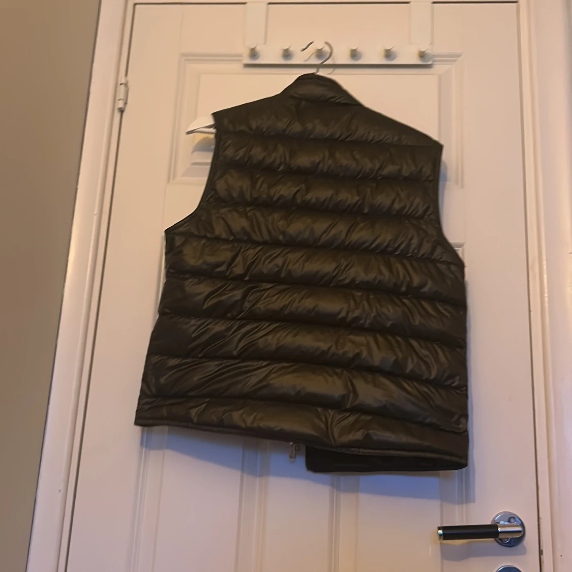 Oliv grön dunväst från Moncler - 1