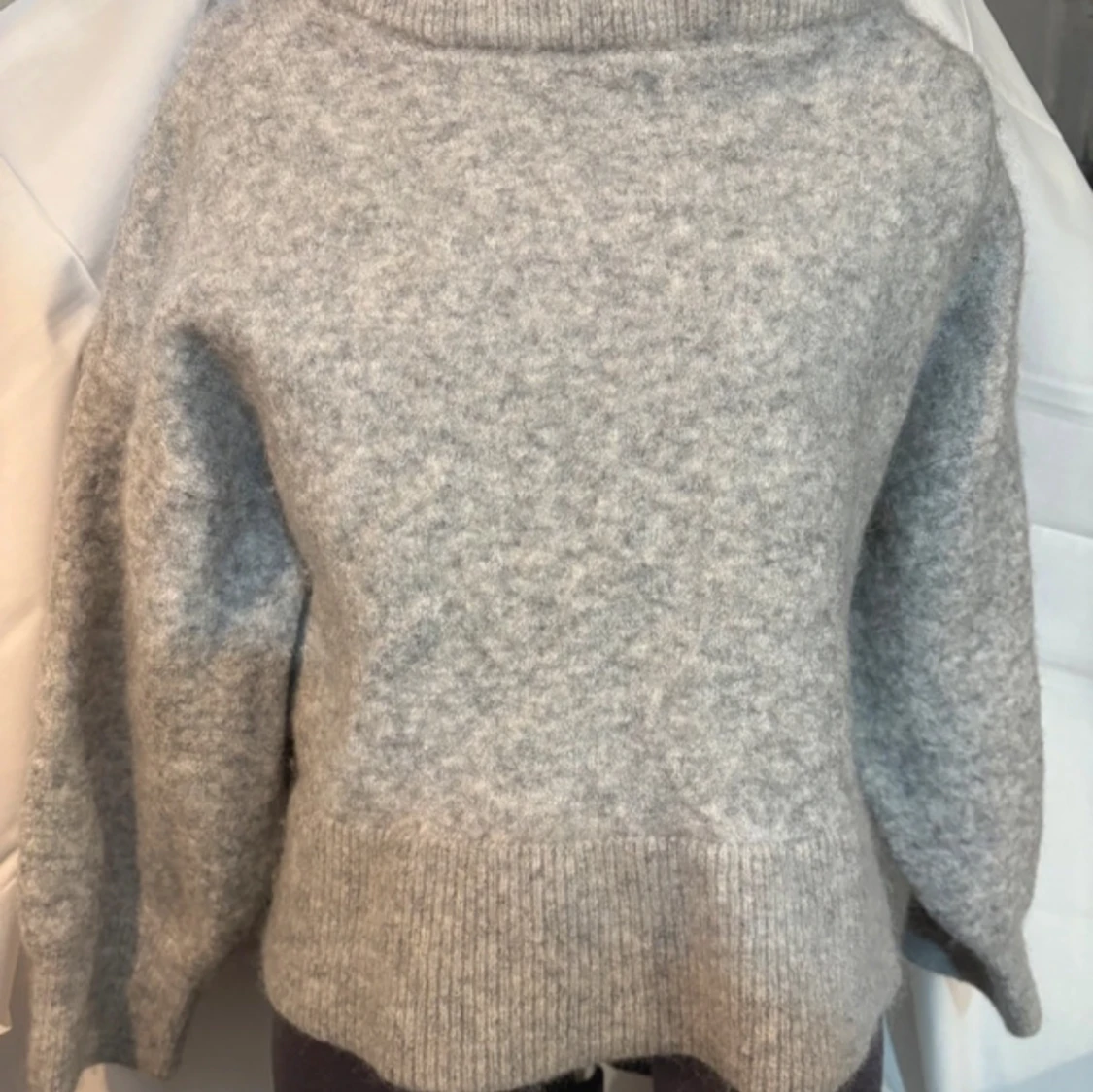 Ljusgrå stickad ull tröja - 1