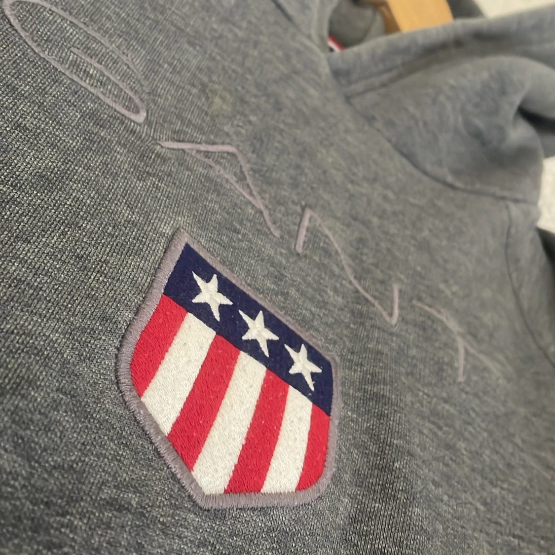 Grå hoodie från Gant med broderad logga - 2