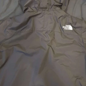 North face - Selling a sleek and versatile zip-up jacket from The North Face in classic black. Great condition and perfect for everyday wear or light outdoor use.
