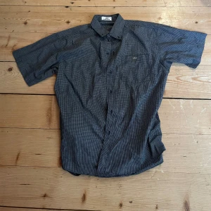 skjorta från Lacoste - Säljer en stilren Lacoste skjorta är är i bra skick! Tveka inte om att dm mig om information 