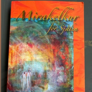 Mirakelkur för själen - En bok med inspirerande och hoppgivande berättelser om mirakel och extraordinära händelser i vardagen. Omslaget är färgstarkt med abstrakt konst i orange, blått och grönt. Titeln är skriven i guldtext. Perfekt för dig som söker hopp och inspiration.