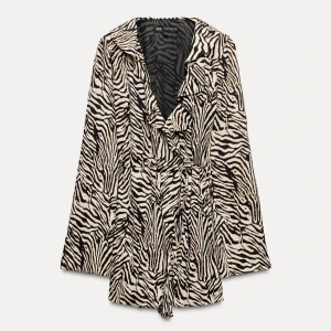 Zebramönstrad klänning från Zara - Säljer en snygg zebramönstrad klänning från Zara. Oanvänt med lappen kvar. Pris kan diskuteras!☺️