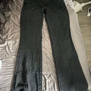 Svarta raka jeans-Tall - Säljer ett par svarta jeans med rak passform. Byxorna har klassisk femficksdesign och stängs med dragkedja och knapp extra långa.