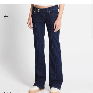 Mörkblå bootcut jeans med låg midja - Säljer dessa jättesnygga mörka lås bootcut jeansen som är Lågmidjade. Köpta från Lager 157. Storlek: S/short length och skulle säga att de sitter bra på mig i längden som är 167. Pris kan diskuteras💕