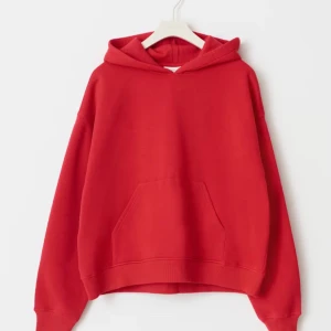 Röd hoodie från gina Tricot  - Säljer en jättemysig o skön hoddie från Gina som knappt är använd! Hör av er vid frågor eller funderingar☺️💗