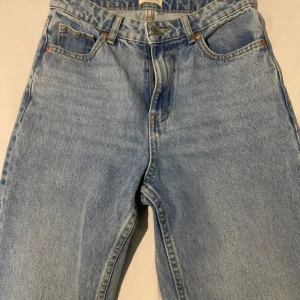 Ljusblå jeans - Ljusblå denimjeans i storlek 34 – helt oanvända och i nyskick!Straight fit-modell med en klassisk passform som sitter snyggt. Designade för tjejer, men funkar lika bra för killar.  Perfekta att styla med allt från hoodies till skjortor. Säljer då de inte kommer till användning.