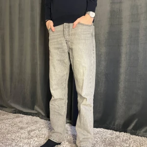 Grå jeansbyxor från Jack & Jones - Säljer ett par grå jeans från Jack & Jones med klassisk rak passform. Perfekta för dig som gillar en tidlös och enkel stil. Skick 8/10✅ Pris kan diskuteras vid snabb affär💸