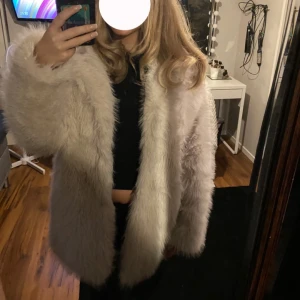 Fluffig jacka - Super snygg begie fluffig jacka från lager 157 i storlek Xs-s, använt Max 4 gånger, fint skick. Bara att skriva om ni har några frågor!🙏pris går självklart att diskuteras.