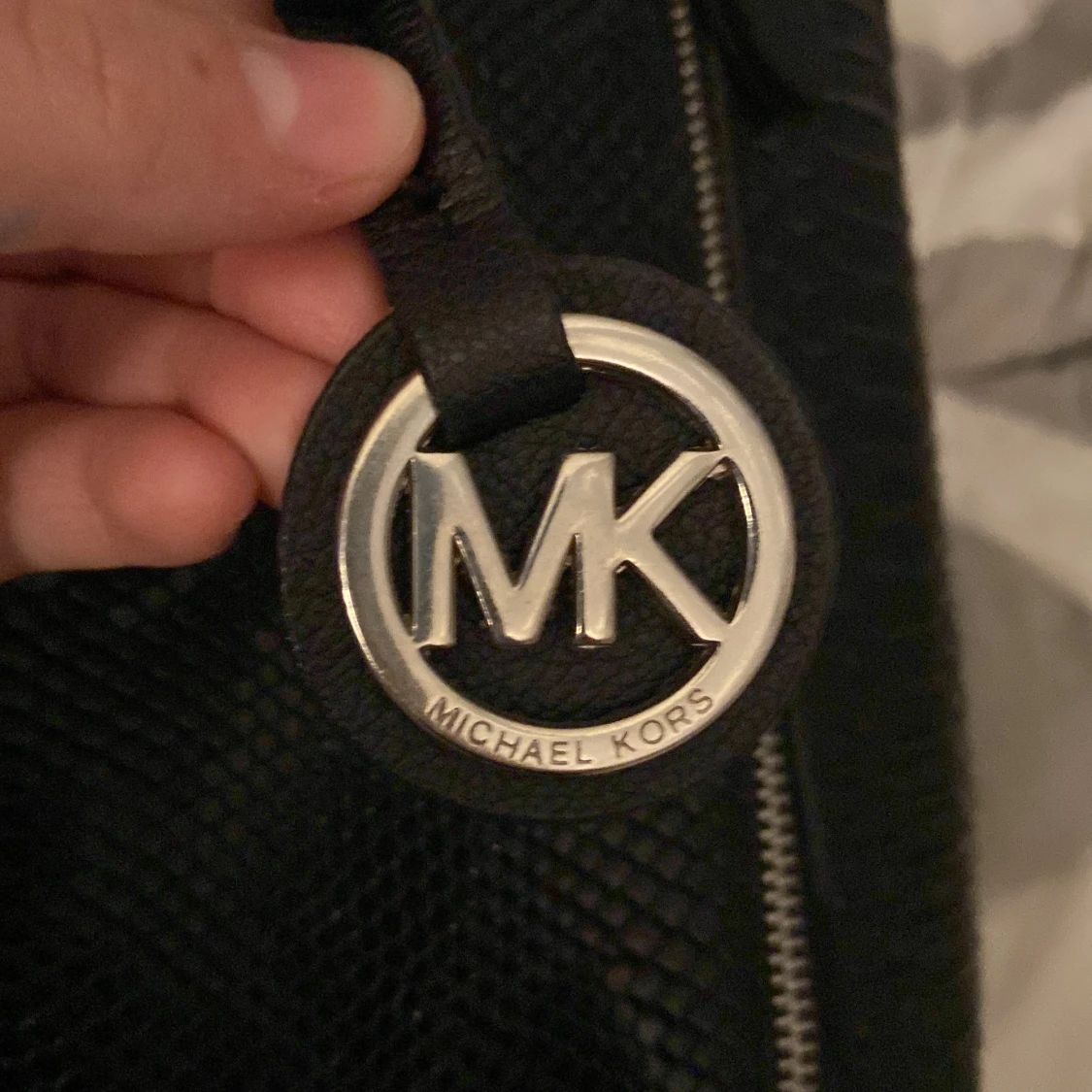 Svart handväska i ormskinnsmönster från Michael Kors - 2