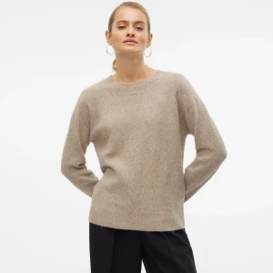 Beige stickad tröja från Vero Moda  - Säljer en jättefin beige stickad tröja från Vero Moda. Tröjan har rund halsringning, långa ärmar och ribbade muddar vid ärmslut och nederkant. Enkel att matcha med olika outfits och har användts fåtal gånger. 