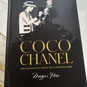 Coco Chanel: The Illustrated World of a Fashion Icon - Säljer boken 'Coco Chanel: The Illustrated World of a Fashion Icon' av Megan Hess. En illustrerad bok om modeikonen Coco Chanel, fylld med eleganta teckningar och inspirerande texter om hennes liv och inflytande inom modevärlden.Köpt för 350kr säljer för 250 + frakt⭐️