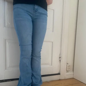 Ljusblå bootcut jeans - Säljer ett par ljusblå jeans med bootcut-modell och klassisk femficksdesign. Jeansen har normal passform och är tillverkade i denim. Perfekta för dig som gillar en retroinspirerad look med utsvängda ben. Från lager 157, jag har dessa i Xs,S och M som går att köpa. Aldrig använt