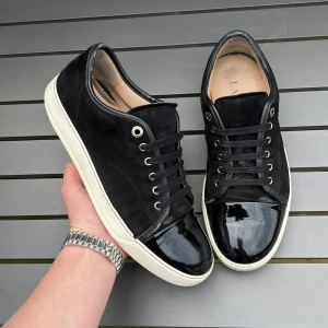 Lanvin - Säljer dessa extremt snygga lanvins! Svarta. Uk7 vilket motsvarar 41-42! Super skick. Skick 9/10. Defekter? En bit gummi har lossnat och heeldrag där bak på sulan. Vad ingår? Dustbag! Hör av dig vid minsta fundering 🤩