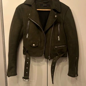 Mocka jacka  - Olivgrön mocka jacka från zara, använd fåtal gånger.