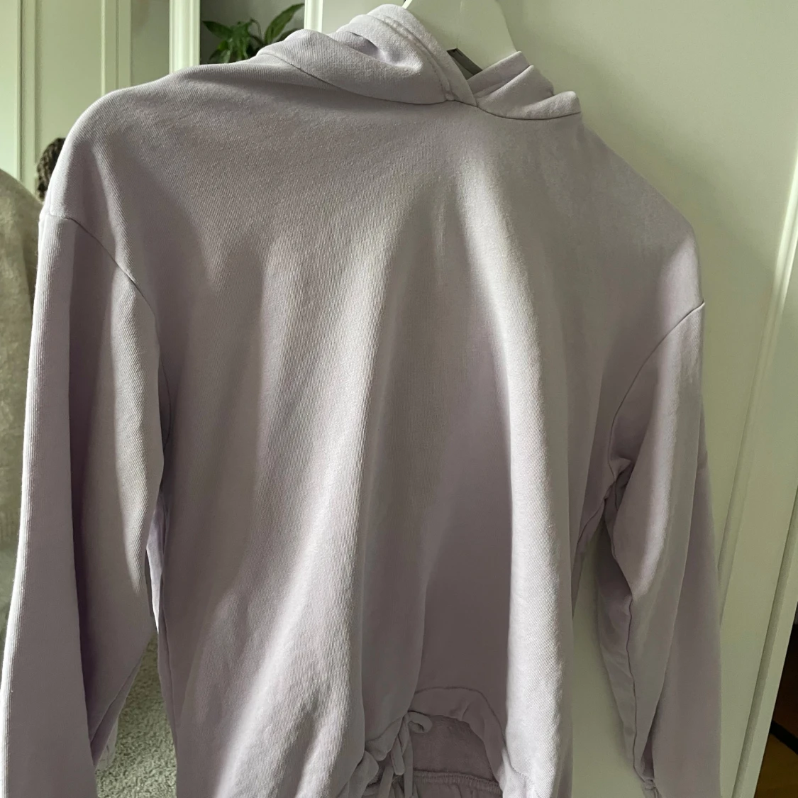 Ljuslila hoodie med huva