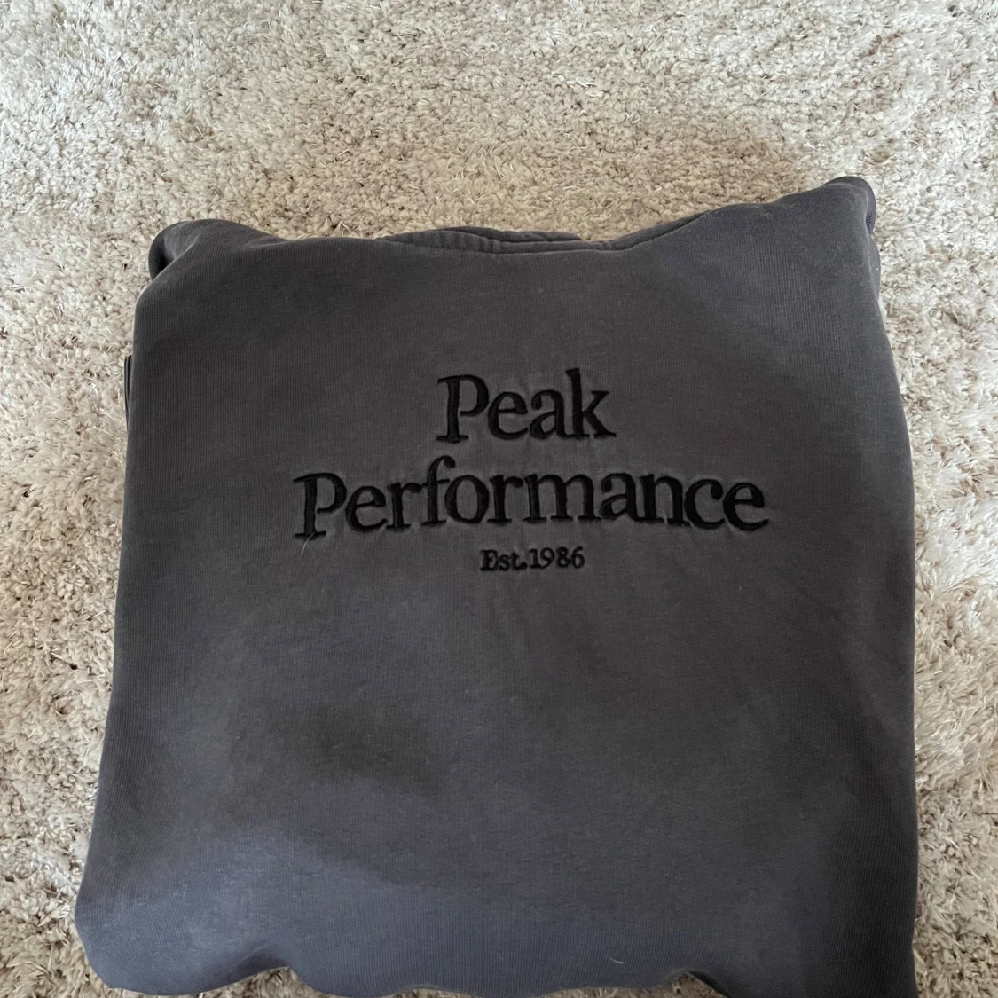 Mörkgrå hoodie från Peak Performance - 2