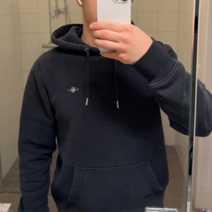 Svart hoodie från Gant - Gant hoodie. Svart. Kvitto tillgänglig. Storlek S. Levereras direkt.