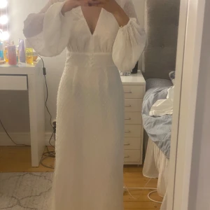 Vit långklänning - Adoore liknande klänning, har sytt in den i bak vid ryggen men inget som är fult. Använd en gång💗