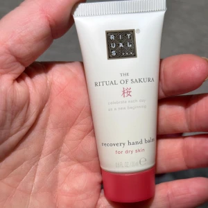 Ny! The Ritual of Sakura recovery hand balm - Ny! Handbalsam från Rituals i serien The Ritual of Sakura. Innehåller körsbärsblom och rismjölk, passar för torr hud. Tuben är vit med rosa detaljer och rymmer 20 ml. Perfekt att ha i väskan för återfuktade händer hela dagen. Väldigt dryg, perfekt att ha med sig i handväskan. Säljer även en likadan i doften ayurveda 🌸