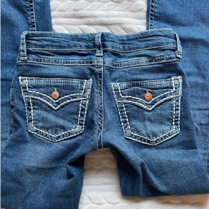 low waist jeans  - Säljer ett par klassiska lågmidjade samt bootcut jeans från Gina Tricot med snygga detaljerade bakfickor och kontrastsömmar 💞💞 använda 2 gånger 💞storlek 158 vilket motsvarar S