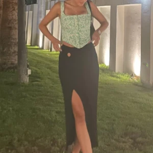 Corset topp och svart kjol - kan köpas tsm eller var för sig. topp från zara for 400 och kjol från gina för 300.