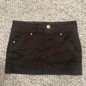 Mörkgrön kortkjol från Gina Tricot - Säljer en mörkgrön kortkjol från Gina Tricot med svarta diamant detaljer 