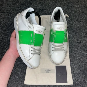 Valentino open  - Såljer dessa riktigt feta valentino opens✅ stl 40-41✅ skick 9 av 10✅ dustbag, kort, extra skosnören tillkommer!✅ öppen för frågor!