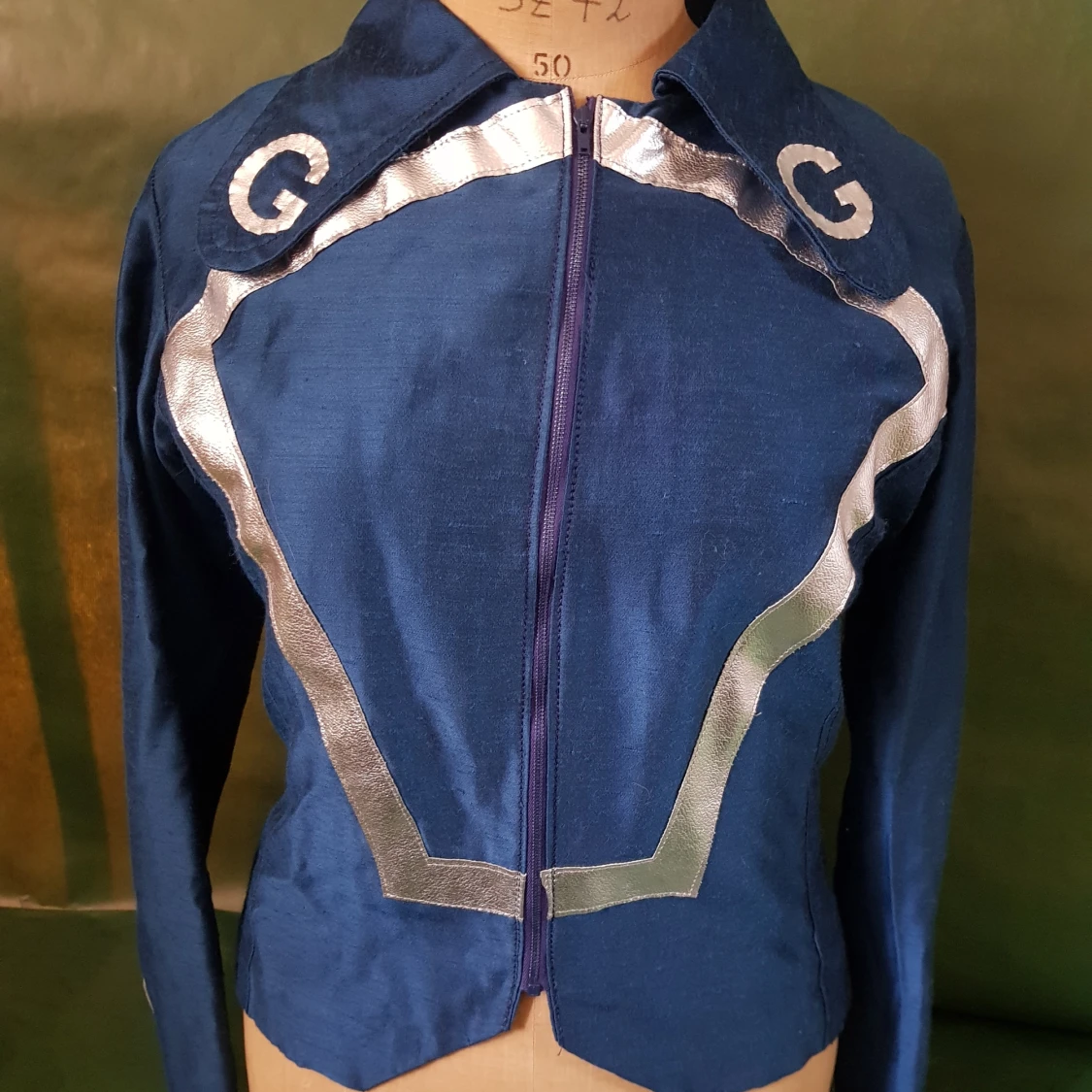 Blå jacka med silvriga detaljer