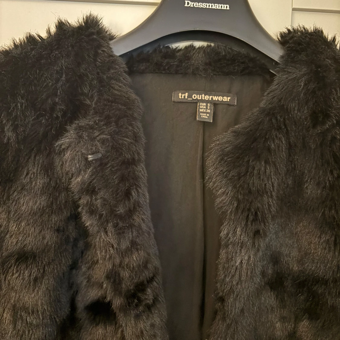 Svart pälsjacka från trf_outerwear - 1