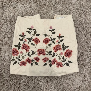 Blommig kjol - En fin somrig kjol perfekt till varma och festliga tillfällen 💞🌺