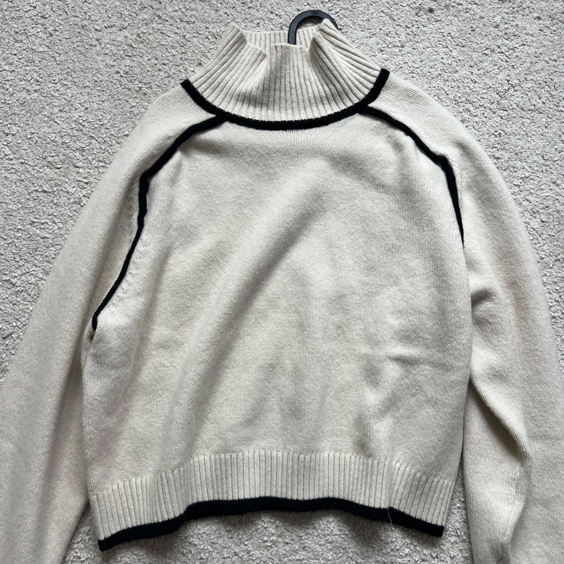 Beige stickad polotröja med svarta detaljer - 1