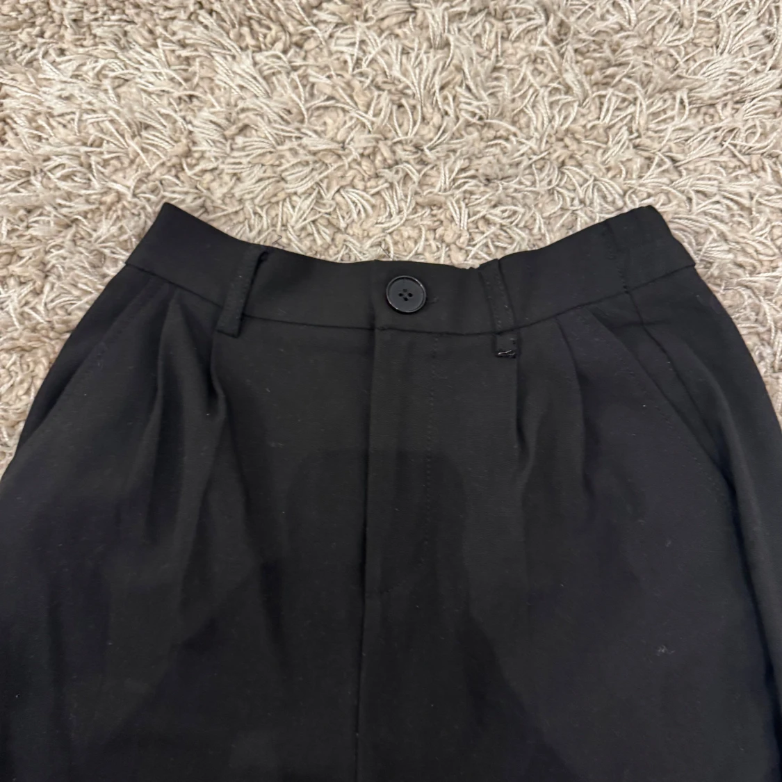 Svarta kostymbyxor med knapp - 1
