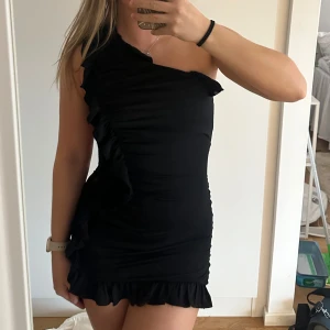 Sommarklänning - Säljer nu min älskade klänning från H&M. Som ni ser på bild 2 får jag inte igen dragkedjan så för liten för mig därav säljer😢  Ej stretching i materialet. Är i vanliga fall en S så skulle säga att den passar någon som brukar ha XS🩷