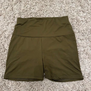 Stretchiga - Coola shorts med scrunch på baksidan 💚