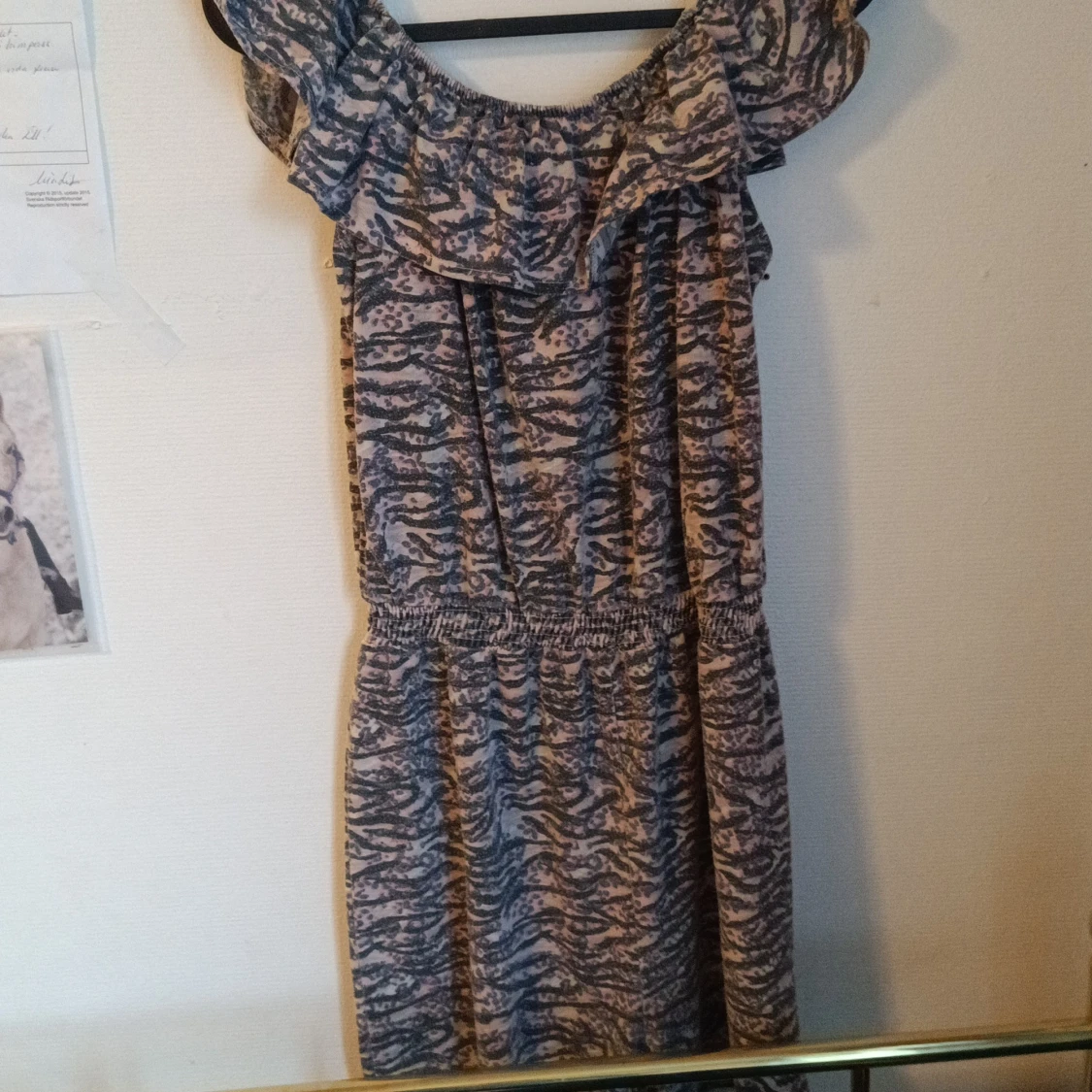 Blåmönstrad klänning med volang från XOXO Friends