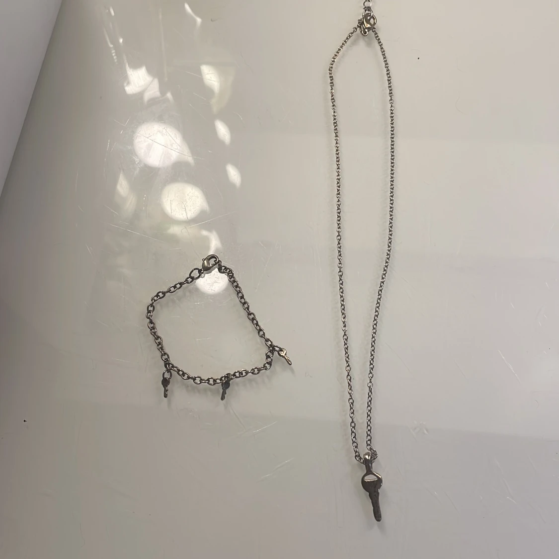 Silverfärgat smyckeset med nyckelberlocker - 3