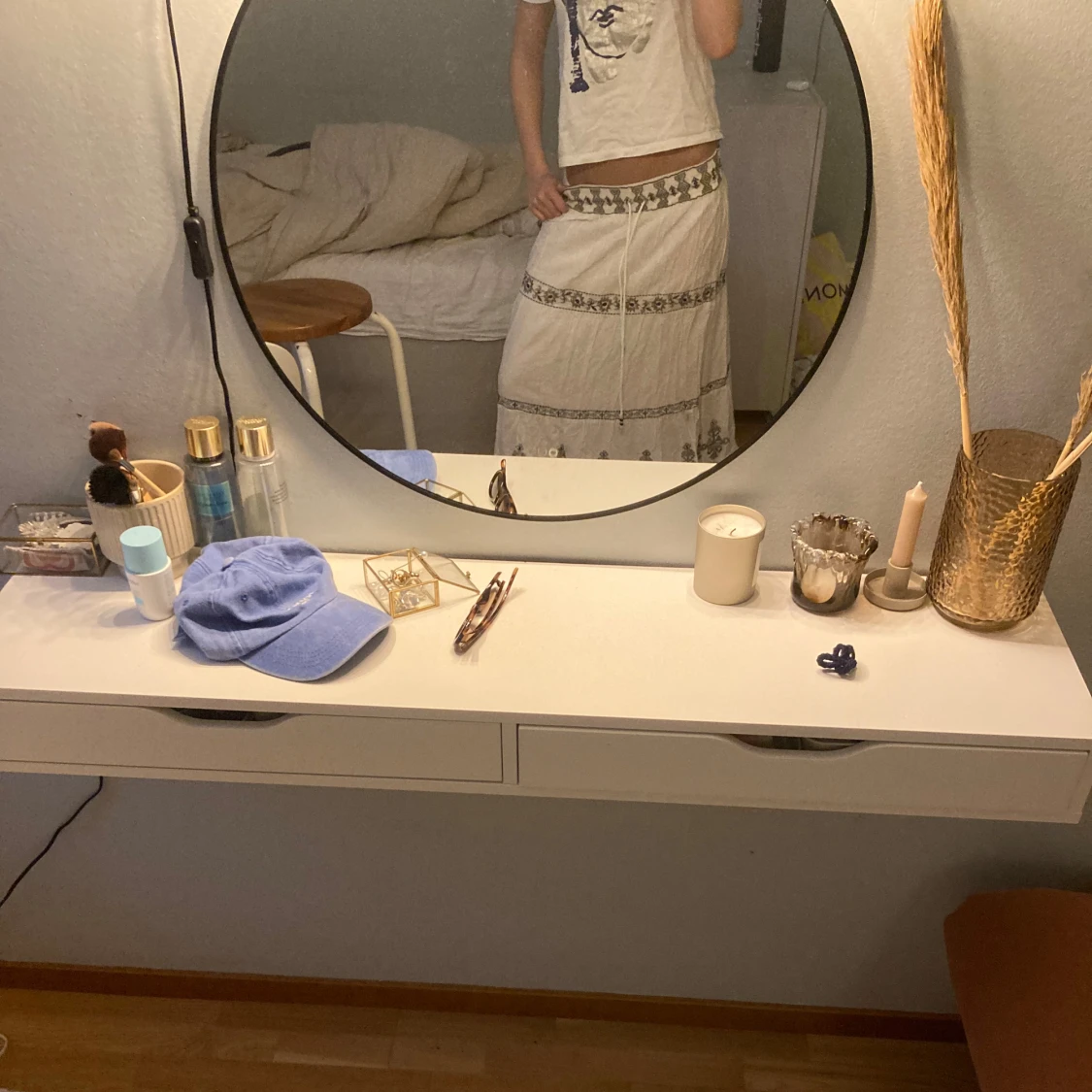 Vit långkjol med broderade detaljer