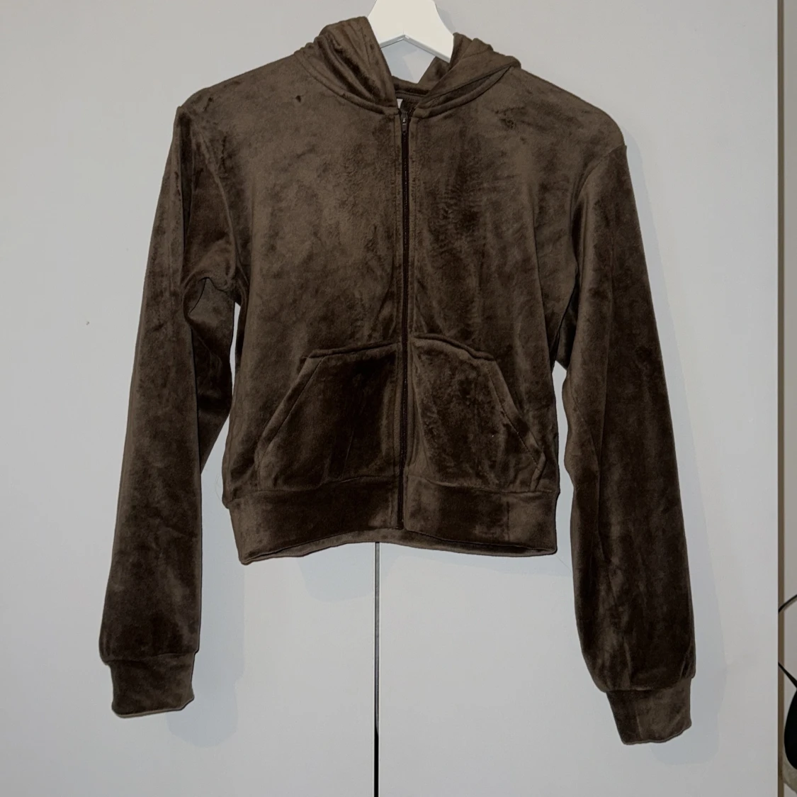 Brun tröja med huva