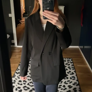 Svart kavaj från JDY - Säljer en svart kavaj från JDY i storlek XS. Kavajen har dubbelknäppning framtill, klassisk krage och två fickor. Ett hål på axeln när jag tog bort vadderingen på axlarna.  Pris kan diskuteras💞