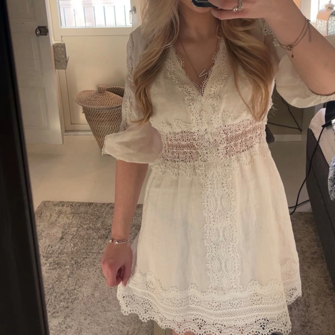 Vit klänning med spetsdetaljer - 1