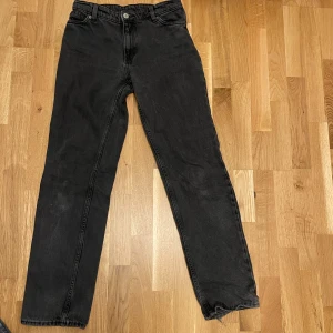 Svarta raka jeans - Svarta jeans med rak passform och klassisk femficksdesign. Byxorna har normalhög midja och stängs med knapp och dragkedja. Perfekta till vardags för en avslappnad stil. Från monki storlek 26