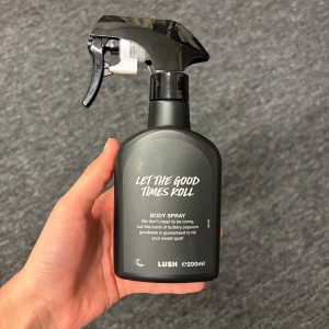 Let The Good Times Roll Body Spray från Lush - Sååå god parfym men som tyvärr inte är min smak🥰 Den är helt ny och har endast test sprayat! Kostar 365kr ny!